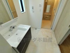 三面鏡つき洗面台。鏡裏にたっぷりとした収納スペースがあります。鏡を閉めてしまえば小物は見えないため、スッキリとした印象の洗面台にできます。