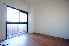 寛ぎの時間を紡ぎだす主寝室は、大型ベッドを置いても余裕の広さを確保しています。