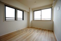 2面採光を確保した明るい室内は、風通しも良く、大変居心地の良い空間となっております。爽やかな風を感じて起きる朝は、快適生活の始まりに。