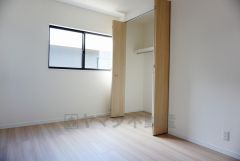 同仕様写真。住む人のこだわりを活かす洋室。日当たりがよく、寝室としての利用もおすすめ。広めのクローゼットには荷物をすっきり片付けられ、ゆとりのある暮らしが出来ます＾＾