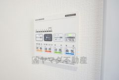 浴室暖房乾燥機付き。天候に左右されず、いつでも好きなときに洗濯物を干せるので、仕事や家事で忙しい方に重宝します。