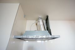 お手入れが簡単なスリム型レンジフードです。調理により発生する油煙や臭いを吸い込み、屋外へ排気してくれます。