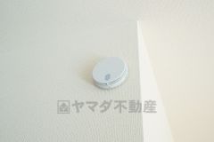 火災発生をいち早く知らせてくれる火災報知器は標準装備です。