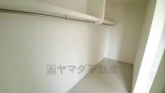 収納力豊富なウォークインクローゼット。洋服や小物などを1箇所にまとめて美しい収納を実現します。スーツケースのような大型の荷物も置けます＾＾