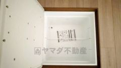 キッチンにある床下収納は、居住スペースを減らさずに買い置きの調味料や非常食などを保管することができます。