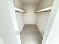 季節物の衣類もスッキリ収納できるウォークインクローゼット。クローゼット内で洋服のコーディネートから着替えまで中で出来るので、部屋が散らかりにくいです。