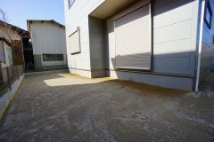 お子様と公園に行けない日も、のびのびお庭で遊べるのがうれしいですね。ガーデニングやお子様のプールなど大活躍です＾＾