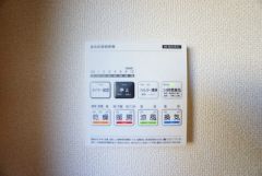 雨の日の洗濯も安心できる浴室暖房乾燥機付き浴室。リモコンで操作もボタン1つで簡単。