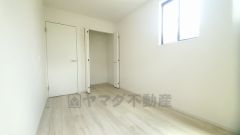 暖かい日差しが差し込む洋室。たっぷり収納できるクローゼット付きでお部屋の中をすっきりと快適に保てます。