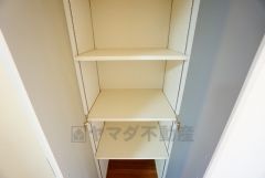 ホールに収納スペースを確保。日用品や趣味の道具入れとして便利です。扉付きなので見た目もスッキリ＾＾