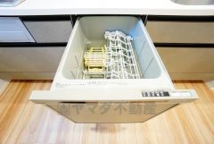 食事の後の手間を解消する食器洗い乾燥機付。冬場の洗い物で手荒れの悩みもなくなります。手洗いよりも節約できて便利。