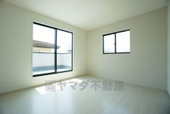 寛ぎの時間を紡ぎだす主寝室は、大型ベッドを置いても余裕の広さを確保しています。