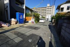 現地（2025年8月28日）撮影。住人以外の車の進入も少なく、小さなお子様を持つご家庭にも安心です。