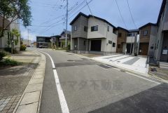 前面道路は広く、車同士がすれ違うスペースが十分にあります。落ち着いた住宅地内で快適な生活を実現してみませんか＾＾