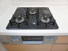 同仕様写真。同時にたくさんの料理が調理できる3口コンロ。長時間熱を通しておきたい煮込み料理を作りながら、炒め物など同時進行で進められます。