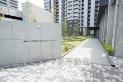 エントランスの外まで管理が行き届いた綺麗なマンションです。落ち着いた住宅地内で快適な生活を実現してみませんか。