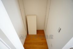 まとめ買いしてもこの収納量なら心配要らずのパントリー。調理家電や食品のストックをすっきりまとめられ、キッチン周りを広々使えます。