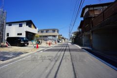現地（2025年4月29日）撮影。道路幅が6ｍと広く、開放感があります。落ち着いた住宅地内で快適な生活を実現してみませんか。