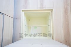 キッチンにある床下収納は、居住スペースを減らさずに買い置きの調味料や非常食などを保管することができます。