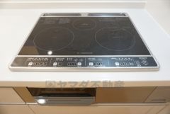 同仕様写真。汚れてもサッとふける、お手入れのしやすいIHクッキングヒーター。オール電化なので経済的です。