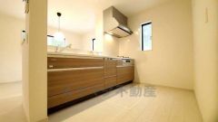 対面式カウンターキッチンからはお子様の様子が見守れます。ダイニングへの配膳や調理の時便利なカウンター付き。