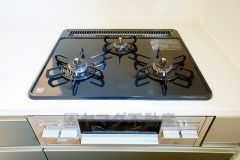 複数の調理を一度に行うことができる3口コンロ。効率よくお料理が出来ます。毎日のお料理も楽しくなりますね＾＾