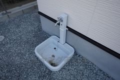 お車の洗車や外壁のお掃除をする際に便利な外水栓。