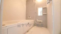 デザイン性に優れた浴槽でゆったりとしたバスタイムを演出。ベンチ付きなので半身浴も楽しめます。