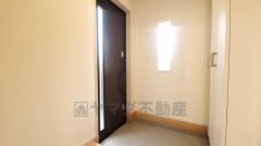 採光も考えられた明るい玄関です。