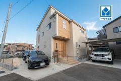 築浅物件＾＾太陽光パネル付きで環境にも家計にも優しい住まい。スーパー・コンビニ・ドラッグストア等お買い物に便利なお店が徒歩10分圏内＾＾