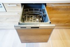 食事の後の手間を解消する食器洗い乾燥機付。冬場の洗い物で手荒れの悩みもなくなります。手洗いよりも節約できて便利。