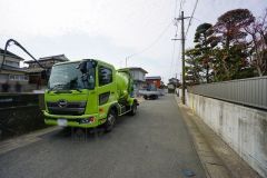 現地（2026年3月16日）撮影。前面道路。北側約6ｍ市道。前面道路が広く、駐車もラクラクです＾＾