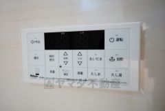 湯量・湯温の設定、そして保温までワンタッチのフルオートバス。便利な追い炊き機能付きです。