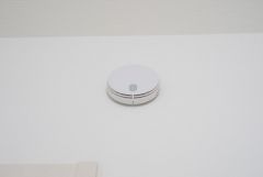 火災報知器が設置されていることで、火災の発生をいち早く感知し、就寝中や留守中でも素早く危険を知らせてくれるため、家族の安全を確保し被害を最小限に抑えられます。