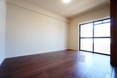 リビング隣の洋室です。クローゼット完備でバルコニーにも面しているのでしっかり明るい部屋となります。