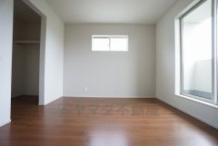 同仕様写真。主寝室としてお使いいただけそうなこちらのお部屋は、日当たりが良く、爽やかな風を感じて起きる朝は、快適生活の始まりに。