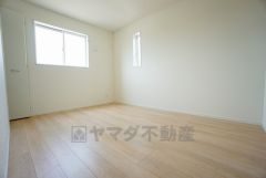 木目調のシンプルデザインで落ち着きと安らぎの空間に仕上げています。各部屋に収納が完備されているので、お荷物が増えても安心の設計です。