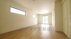 大きな窓のあるリビングは、陽光あふれる明るい空間です。居心地良く、ご家族皆がゆったり寛げる憩いの空間となりそうです。