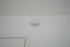 火災発生をいち早く知らせてくれる火災報知器は標準装備です。