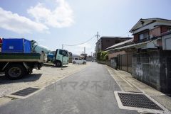 現地（2025年4月21日）撮影。大型車の通行が少なく、騒音や振動が少ないので静かで快適な生活を送れます。