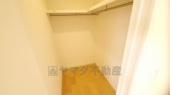 収納力豊富なウォークインクローゼット。洋服や小物などを1箇所にまとめて美しい収納を実現します。スーツケースのような大型の荷物も置けます＾＾