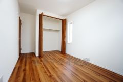 暖かい日差しが差し込む洋室。たっぷり収納できるクローゼット付きでお部屋の中をすっきりと快適に保てます。