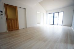 大きな窓のあるリビングは、陽光あふれる明るい空間です。居心地良く、ご家族皆がゆったり寛げる憩いの空間となりそうです。