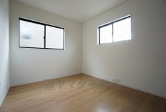 同仕様写真。角部屋ならではの2面採光。陽のあたる時間が長く、冬でもあたたかいです。