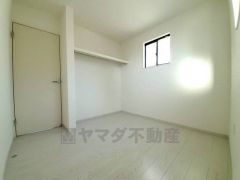 住む人のこだわりを活かす洋室。日当たりがよく、寝室としての利用もおすすめ。広めのクローゼットには荷物をすっきり片付けられ、ゆとりのある暮らしが出来ます＾＾