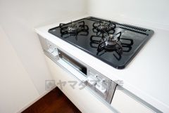 複数の調理を一度に行うことができる3口コンロ。効率よくお料理が出来ます。毎日のお料理も楽しくなりますね＾＾