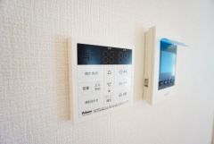 キッチン横からお湯張り、追い炊き、足し湯がボタン一つで楽々操作できる給湯機リモコンです。忙しい夕飯準備の時間帯に重宝しますね。