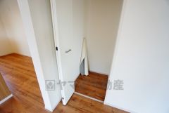 まとめ買いしてもこの収納量なら心配要らずのパントリー。調理家電や食品のストックをすっきりまとめられ、キッチン周りを広々使えます。