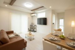大きな窓のあるリビングは、陽光あふれる明るい空間です。居心地良く、ご家族皆がゆったり寛げる憩いの空間となりそうです。
