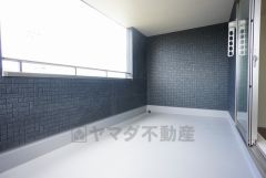 同仕様写真。陽当たりの良いバルコニーです。お洗濯やお布団干しはもちろん、日光浴スペースにも。足元は防水工事施工済です。
